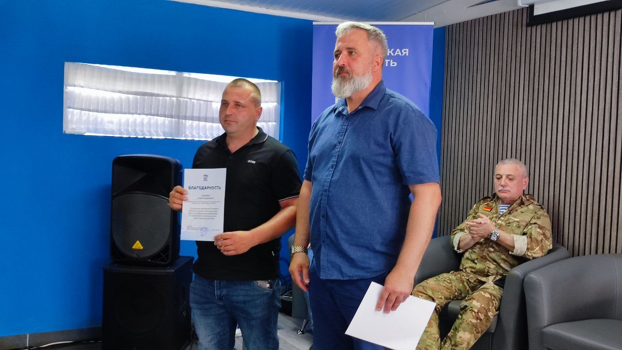 В Голопристанском округе вручили благодарности от губернатора Херсонской области Владимира Сальдо   По поручению губернатора Херсонской области, секретаря регионального отделения партии «Единая Россия» Владимира Сальдо, руководитель филиала Центра «ВОИН» и депутат Херсонской областной Думы Андрей Сабинов вручил благодарности сотрудникам отдела инфраструктуры Голопристанской администрации и работникам МКУ «Благоустройство Голопристанского МО» за оказанную помощь в благоустройстве воинских захоронений на территории Голопристанского муниципального округа.   За первое полугодие 2025 года, в рамках подготовки к празднованию 80-летия Великой Победы, сотрудниками коммунальных служб и волонтерами было отреставрировано и приведено в надлежащее состояние более 50 мемориальных объектов и воинских захоронений.   Мероприятия по благоустройству реализовывались в рамках акции «Забота и уход» и партийного проекта «Историческая память», инициированных региональным отделением партии «Единая Россия».  #ЕдинаяРоссия #ГолаяПристаньСегодня  #Голопристанскийокруг