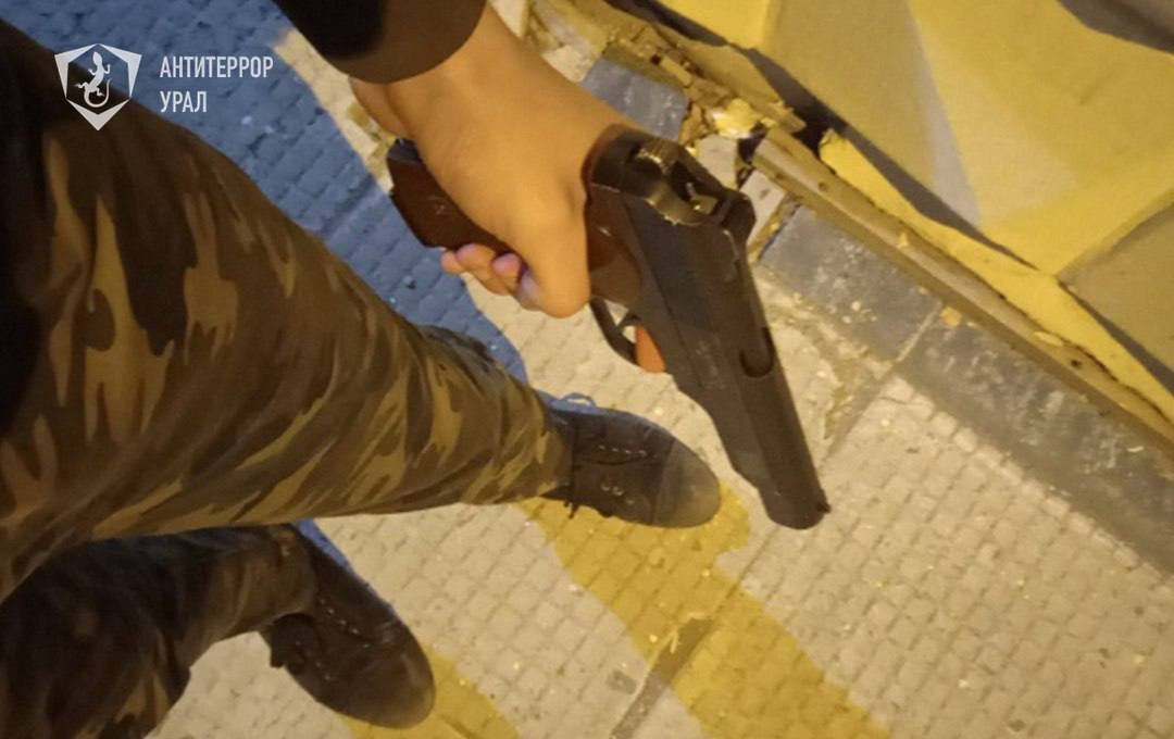 Приговор в отношении члена международной террористической организации вступил в законную силу Егор Бобылёв, действуя по указаниям координаторов из числа украинских неонацистов, совершал насильственные акции, снимал происходящее на видео и распространял материалы через каналы радикальной направленности, пока не был задержан сотрудниками регионального УФСБ. «Примечательно, что в качестве объектов террора Бобылёв выбирал лиц, попавших в трудную жизненную ситуацию или не имеющих физической возможности дать ему отпор, что демонстрирует истинную бесчеловечную природу современных экстремистских движений», — отмечают в пресс-службе УФСБ России по Свердловской области. В конце июня Центральный окружной военный суд приговорил Бобылёва к 17 годам лишения свободы, из них 5 лет — с отбыванием наказания в тюрьме. Антитеррор Урал