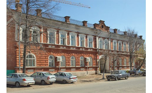 В Уфе главврача наркодиспансера отправят в колонию из за 485 фиктивных пациентов Как сообщили UTV в Кировском районном суде речь идет о Руслане Арсланове Его обвинили в превышении должностных полномочий ч 1 ст 286 УК РФ По данным суда на подделку документов он пошел из за срыва плановых показателей госзадания Таким образом главврач оформил 485 подложных медкарт на несуществующих пациентов Благодаря этому план удалось выполнить на 98 В результате махинаций бюджету был принесен ущерб на сумму свыше 5 6 млн рублей а сам осуждённый незаконно получил премию в размере 321 тысячу рублей Его приговорили к двум годам лишения свободы в колонии поселении Кроме того суд на два года лишил его права занимать руководящие должности в госучреждениях А по иску Минздрава республики с главврача наркодиспансера взыскали более пяти млн рублей ущерба Вину свою мужчина не признал Фото энциклопедический портал Башкортостан Подписывайтесь на utvufa