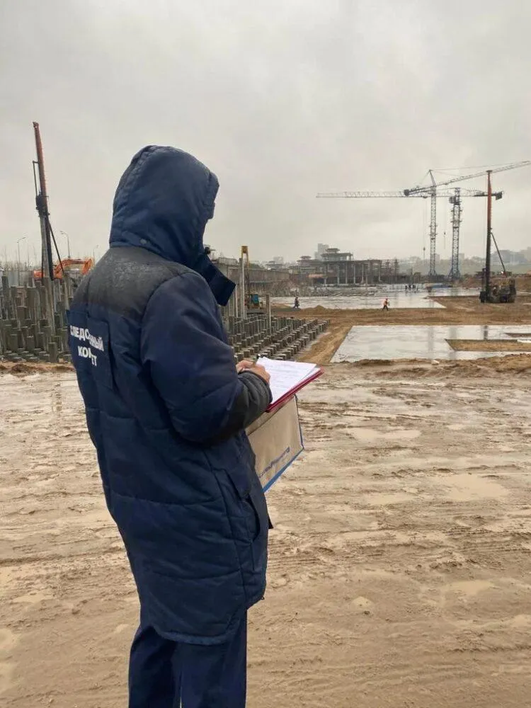 В Татарстане экскаваторщик пойдёт под суд после гибели рабочего По данным СК РФ по РТ трагедия произошла 26 января 2026 года в Мамадышском районе Во время работ обвиняемый допустил нахождение рабочего в опасной зоне рядом с техникой и покидая кабину экскаватора с заведённым двигателем задел рычаг управления В результате ковш опустился на находившегося рядом сотрудника От полученных травм он скончался на месте Следствием собрана достаточная доказательственная база Уголовное дело с утверждённым обвинительным заключением направлено в суд для рассмотрения Подписаться Сообщить новость   Вести Татарстан в MAX