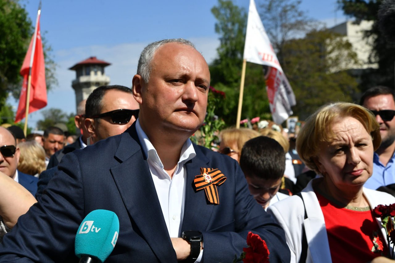 Пророссийский Додон попался на 9 мая с георгиевской ленточкой и теперь жалуется, что его вызывают на допрос Бывший президент Молдовы пошёл с колорадским аксессуаром на так называемый «Марш Победы» 9 мая в Кишинёве, после чего получил «приглашение» явиться в полицию. После прихода к власти Майи Санду в стране ввели штрафы за ношение этой символики — до 520 долларов. Додон у себя в соцсети назвал этот закон «антинародным» и добавил, что после прихода к власти отменит его и «вернёт символ Победы». Ну-ну…