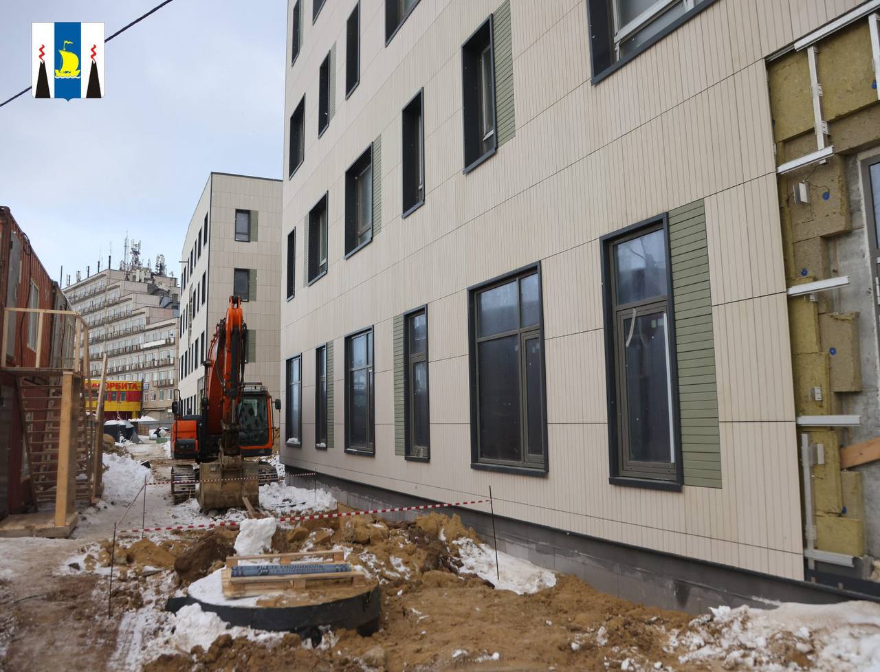 Этим летом в Холмске откроется современная поликлиника Ход строительства медицинского объекта проверил губернатор Валерий Лимаренко Холмская поликлиника станет одной из самых больших на Сахалине и будет рассчитана на 600 посещений в смену В структуру войдут терапевтическое и педиатрическое отделения кабинеты узких специалистов неотложной помощи медпрофилактики реабилитации а также собственная лаборатория В новой поликлинике помощь будут получать 35 тысяч жителей Холмского района Помещения оборудуют по всем современным стандартам чтобы врачам и пациентам было комфортно Но важнее всего не свежеокрашенные стены и удобная мебель а внимательное отношение к людям доступность и качество медицинской помощи отметил Валерий Лимаренко На данный момент комплекс готов на 75 процентов В феврале планируется подключить поликлинику к централизованному отоплению и развернуть отделочные работы В 2026 планируется открытие еще 4 поликлиник одной в Углегорске и трех в Южно Сахалинске Помимо этого запроектированы медучреждения в Макарове и Долинске Всего за последние 5 лет на Сахалине и Курилах появилось 47 объектов здравоохранения в том числе в рамках нацпроекта Продолжительная и активная жизнь инициированного Президентом РФ Владимиром Путиным Подписывайтесь на нас в MAX sakhgov