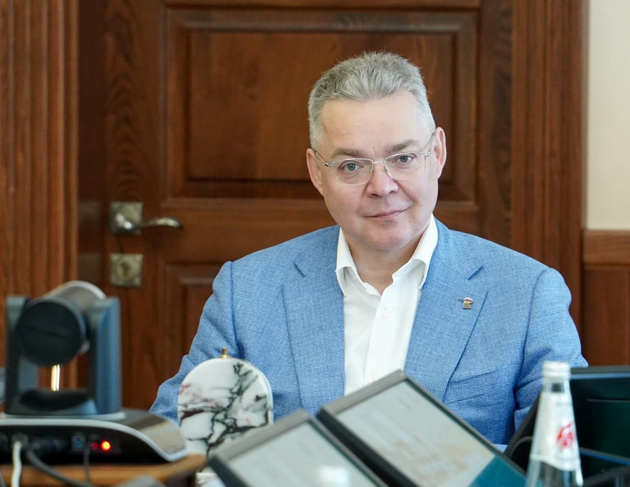 Губернатор Владимиров поручил запустить в школах Ставрополья проект ученических инициатив В крае по поручению Владимира Владимирова готовят новый проект, направленный на развитие у детей инициативности, самостоятельности и ответственности. Его цель — дать школьникам возможность выдвигать идеи для улучшения школьной жизни и вместе со взрослыми воплощать их в жизнь. «Планируем, что средства для этого смогут получить школы по всему краю. Проекты могут быть разные — от костюмов для школьного театра до квадрокоптера или настольных игр», — сообщил губернатор Владимир Владимиров в своем телеграм-канале. Идею предложили участники Движения первых, обсуждение прошло на координационном совете. Уже этой осенью стартует обучение школьных активистов и наставников по подготовке и презентации инициатив. Реализация самого проекта намечена на следующий год.