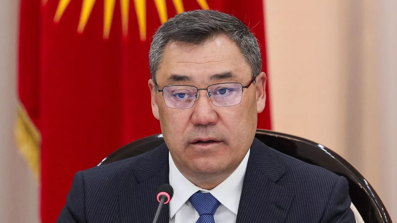 Президент Кыргызстана прокомментировал американо британские санкции Кабар Садыр Жапаров в своём интервью сделал ряд заявлений где обозначил ряд тезисов касательно ограничений кыргызских банков и криптобирж   Никаких фактов нет США и Британия ввели санкции против Керемет Банка и Капитал Банка без предоставления доказательств обхода санкций через Россию Данные от недоброжелателей Жапаров считает что информация исходит от местных НПО и анонимных источников целью которых является подрыв как кыргызской так и российской экономик Политизация экономики со слов главы Кыргызстана санкции связаны с ростом экономики Кыргызстана ВВП 11 7 что не нравится великим западным державам Однако Жапаров ссылается на ситуацию России где страна не только не пострадала от санкций но и сумела укрепить внутренний рынок после санкций они смогли поднять на высокий уровень собственное производство и сельское хозяйство Продукцию которую раньше импортировали теперь экспортируют Газ и нефть как экспортировали так и продолжают экспортировать Садыр Жапаров отметил что кыргызские банки действуют исключительно в рамках международного права только госбанки Керемет и Капитал работают с рублями под контролем Минфина цель таких операций обслуживать переводы 1 млн кыргызстанских мигрантов из России миллиарды рублей ежедневно при этом прибыль идёт в бюджет оба банка полностью государственные Президент так же сообщил что ранее он предложил Западу пригласить независимых аудиторов для проверки банков однако США и Британия отказались   Он призвал не политизируйте экономику Кыргызстан также торгует и с Западом например золото в Британию на 1 млрд в год но Россия при этом никаких санкций не накладывает Тут же возникают и двойные стандарты ведь ЕС в 2024 году торговал с Россией на 141 млрд в частности Британия на 2 2 млрд А Кыргызстан лишь обслуживает переводы рабочих это жизненная необходимость Но мы не позволим ущемлять интересы наших граждан Даже под санкциями жизнь продолжается подытожил Садыр Жапаров tradewithoutborders торговлябезграниц импорт экспорт санкции Россия Великобритания США Киргизия Торговля без границ   Экспорт Вашей продукции Решение любых вопросов ВЭД