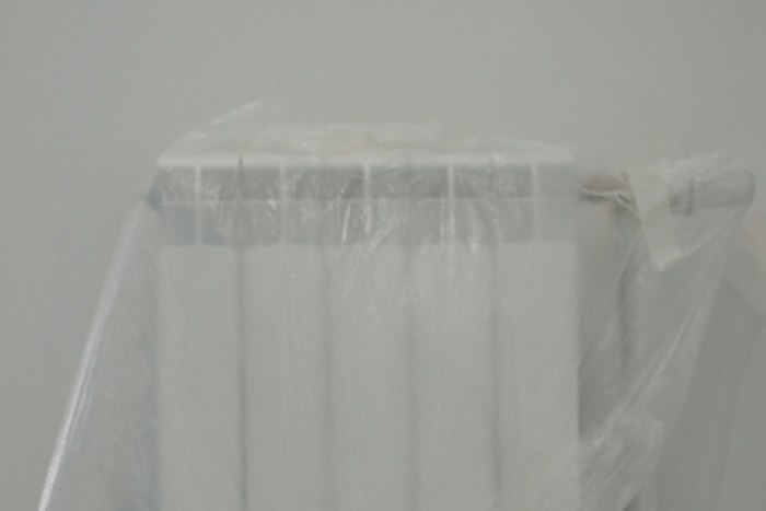 В Екатеринбурге перейдут на новую схему оплаты отопления С 1 декабря в Екатеринбурге вступает в силу новая система оплаты за отопление Глава города Алексей Орлов подписал долгосрочные соглашения с основными поставщиками тепла компаниями Т Плюс и ЕТК Пишет Сигнал Урал Согласно документу тарифы на тепло фиксируются на ближайшие десять лет В расчеты включены расходы на строительство и обслуживание новой котельной а также на подключение к ней потребителей Поставщики обязуются ежегодно ремонтировать до 100 километров теплосетей и оперативно устранять возможные аварии В мэрии уверяют что рост цен будет контролироваться инвестиционная надбавка не превысит 3 uralweb ru