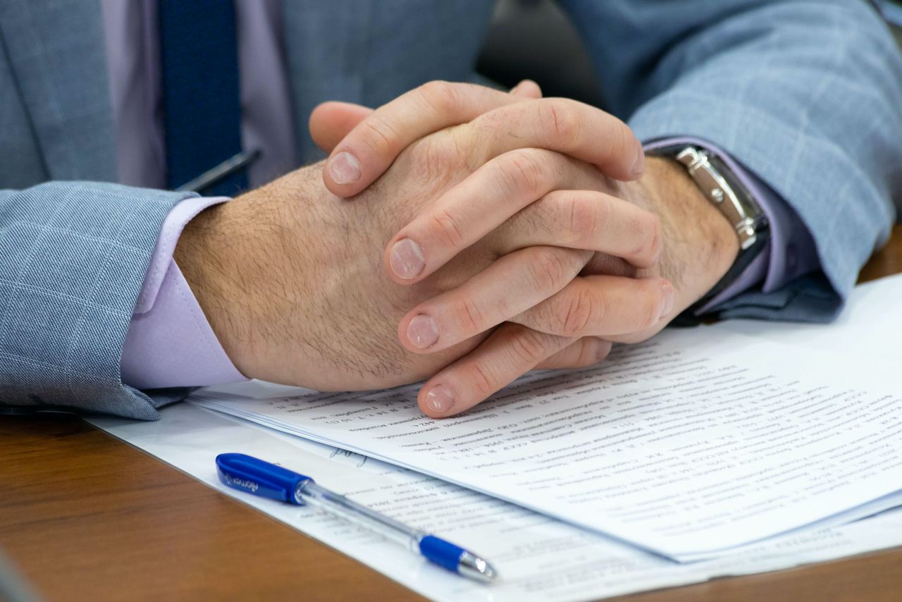 С 2026 года в Челябинской области отменят налоговое свидетельство С 1 января 2026 года в России упраздняется бумажное свидетельство о постановке на учёт в налоговых органах Об этом сообщили в пресс службе УФНС по Челябинской области Вместо документа гражданам будет выдаваться электронная выписка из Единого государственного реестра налогоплательщиков ЕГРН Она будет заверяться усиленной квалифицированной электронной подписью и иметь такую же юридическую силу как и бумажный вариант Новый порядок сократит бумажный документооборот и сделает взаимодействие с налоговой службой удобнее сокращая визиты налогоплательщиков в инспекции пояснили в ведомстве Ранее полученные свидетельства менять не придётся они сохранят свою действительность Выписка из ЕГРН будет содержать основные данные о гражданине ФИО дату рождения и ИНН Получить документ можно несколькими способами через Личный кабинет налогоплательщика на сайте ФНС портал Госуслуг лично обратившись в налоговую инспекцию или МФЦ а также по почте Срок предоставления выписки составляет пять рабочих дней eugenejut