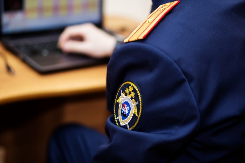 Следком Калмыкии В Элисте местный житель подозревается в вовлечении своего несовершеннолетнего сына в совершение особо тяжких преступлений Следственным отделом по городу Элиста следственного управления СК России по Республике Калмыкия возбуждены уголовные дела в отношении 40 летнего местного жителя подозреваемого в совершении 4 преступлений предусмотренных п б ч 4 ст 150 УК РФ вовлечение несовершеннолетнего в совершение особо тяжкого преступления По версии следствия подозреваемый убедил своего 17 летнего сына участвовать в незаконном сбыте наркотических средств на территории города Элисты путем размещения наркотических средств в тайниках закладках В настоящее время проводятся следственные действия направленные на установление всех обстоятельств совершенного преступления а также закрепление доказательственной базы Расследование уголовных дел продолжается Следственное управление напоминает жителям региона об уголовной ответст Калмыкия Калмыкия Элиста регион08 СУ СКР по РК c источник