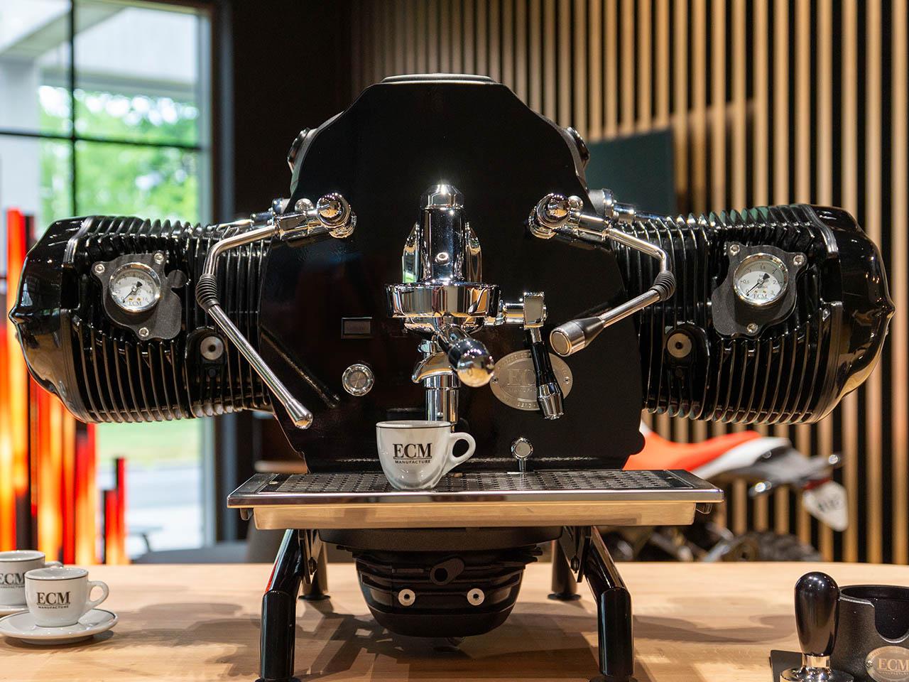 BMW по цене Lada Granta: вышла кофемашина Big Coffee Boxer, которую собрали на основе двигателя байка BMW R18.   Это самый мощный двухцилиндровый оппозитный мотор в истории BMW, и теперь в нем есть плавающий поддон для капель. А еще топовое оснащение для варки кофе от немецкой ECM.  Всего выпустят 80 экземпляров по €7900  ₽730 тыс. . Такую BMW мы можем себе позволить.