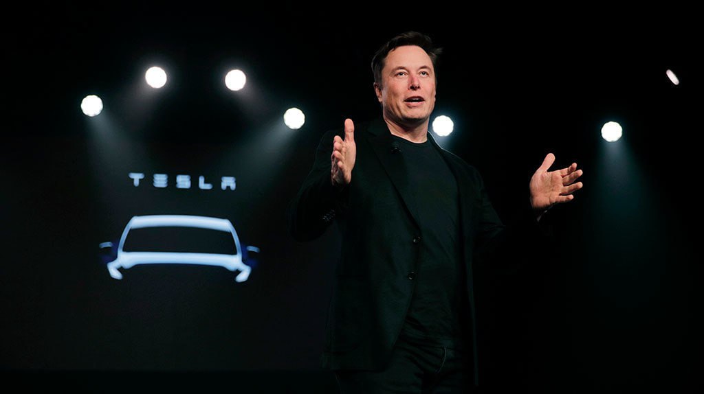 Tesla интегрирует в свои авто в Китае голосового помощника на базе местных ИИ Deepseek и Doubao от Bytedance чтобы догнать конкурентов С помощью голоса водители смогут управлять навигацией мультимедиа климатом и получать новости Основную обработку возьмёт на себя Doubao а Deepseek обеспечит ИИ взаимодействие В США Tesla использует ИИ Grok от xAI но на китайском рынке иностранные автопроизводители всё чаще делают ставку на локальные технологии
