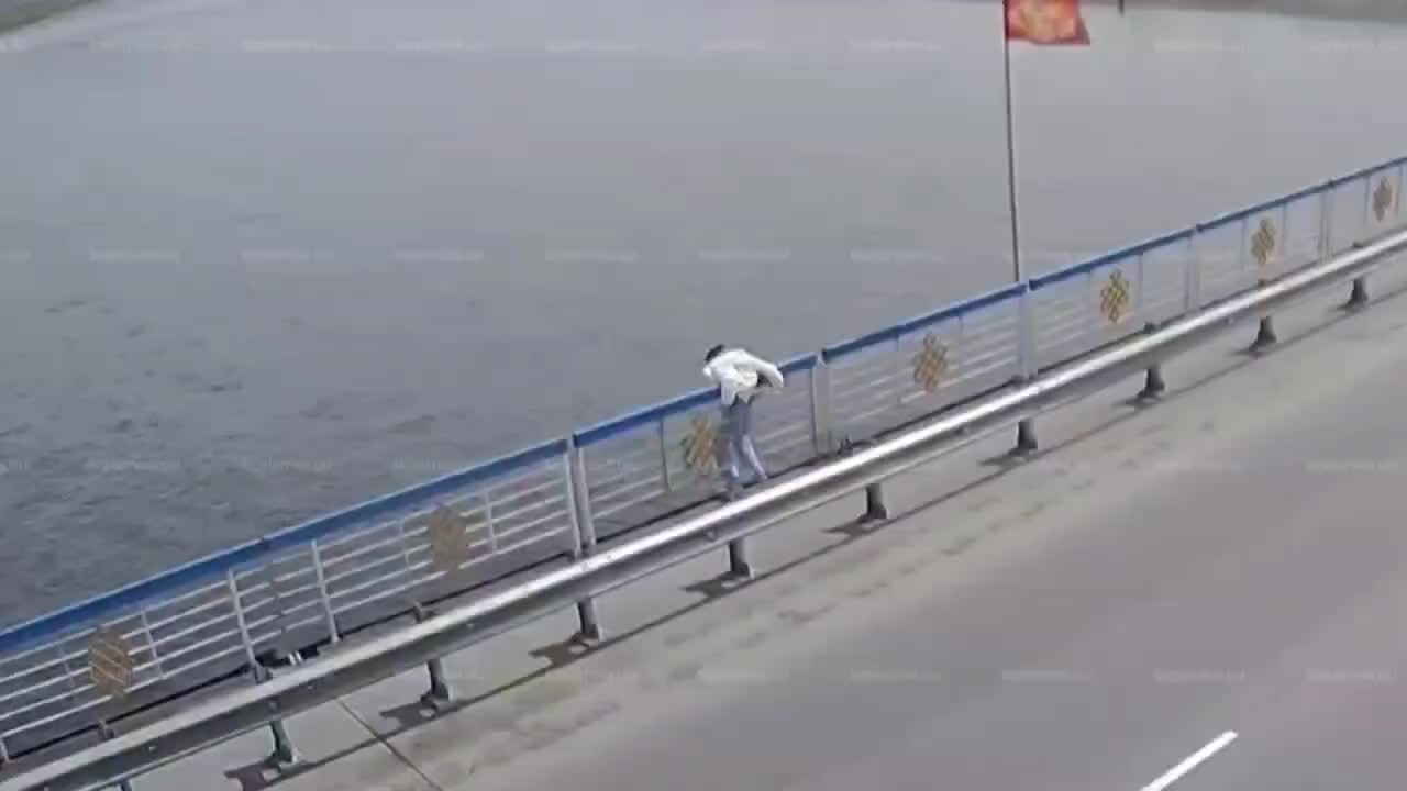 Спасатели помогли пенсионерке и установили новую дверь ветерану труда после пожара