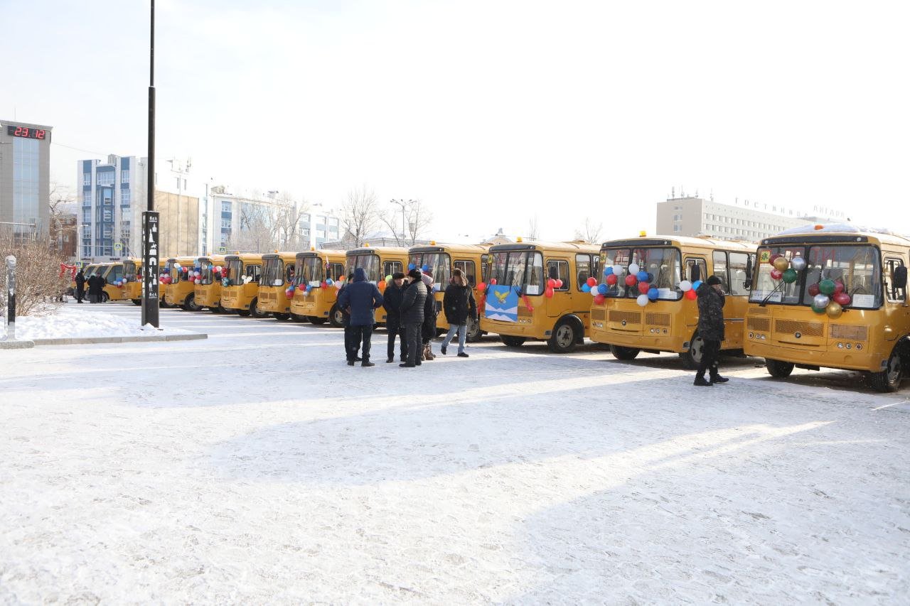 В Иркутской области передали 50 новых автобусов в школы.   Современные транспортные средства получили 45 образовательных учреждений в 25 муниципалитетах региона.  В Иркутском районе направили 15 автобусов, в Шелеховский – 4, в Куйтунский – 3, по 2 – в Аларский, Нижнеудинский, Нукутский, Усольский и Черемховский районы. Остальные 17 районов получили по одному автобусу. Для отдалённых территорий, таких как Казачинско-Ленский, Киренский, Усть-Кутский и Чунский районы, переданы автобусы с усиленным утеплением и повышенной проходимостью.    Хотите чем-то поделиться? Присылайте фото и видео нам   Лучшее опубликуем!