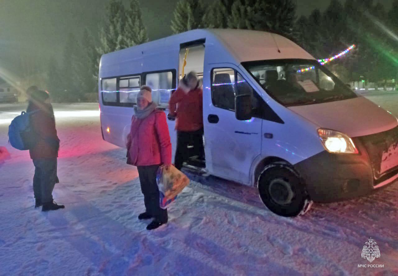 На Алтае спасли туристов из Новосибирска: на трассе сломался автобус  В Алтайском районе, возле перевала Комарский, ночью сломался экскурсионный микроавтобус с 20 туристами из Новосибирска. На помощь прибыли сотрудники МЧС России и представители местной администрации, сообщили в пресс-службе ГУ МЧС по региону.    К месту происшествия отправили автобус администрации, который доставил туристов в село Алтайское. Там их пересадили на резервный транспорт, предоставленный организатором экскурсии.    В ведомстве советуют водителям следить за погодными условиями и предупреждениями о неблагоприятной обстановке на дорогах.  Если синоптики сообщают о сильных метелях и гололедице – лучше воздержаться от дальних поездок.