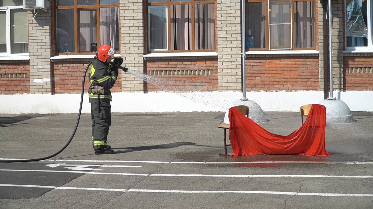 В краснодарских школах стартовал цикл уроков безопасности   В течение учебного года учеников младших классов научат действовать в условиях чрезвычайных ситуаций и оказывать первую помощь пострадавшим. Первое занятие прошло в школе № 19.   Открытый урок по безопасности провели для учеников первых классов. Специалисты управления гражданской защиты, городской Службы спасения и МЧС России продемонстрировали, как происходят тушение пожара и спасение людей из завалов.   #образованиеКРД