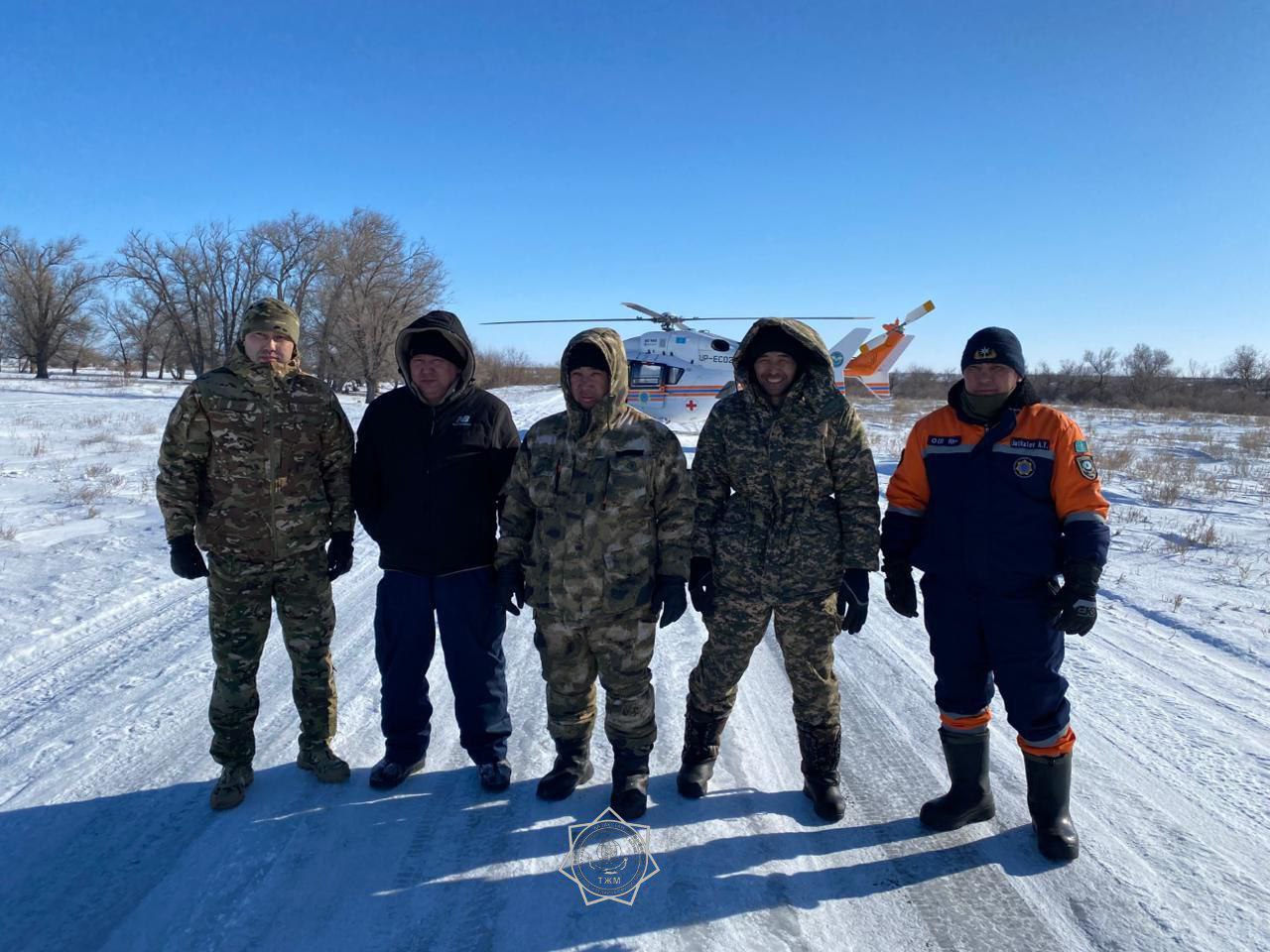 Трёх пропавших мужчин обнаружили в горах Жетысу с помощью вертолета   Вертолет Казавиаспас МЧС пришлось поднять спасателям, чтобы найти троих пропавших накануне мужчин. Они ещё утром выехали на внедорожнике в горную местность на поиски скота и к вечеру перестали выходить на связь.   Сегодня, во время облёта, мужчины были обнаружены в 30 км от с.Коктерек Алакольского района. По их словам автомашина застряла в снежном заносе в местности, где отсутствовала мобильная связь. Пострадавшие в не нуждались в медицинской помощи, - сообщает МЧС РК.  Видео/Фото: МЧС РК    /CentralMediaNews