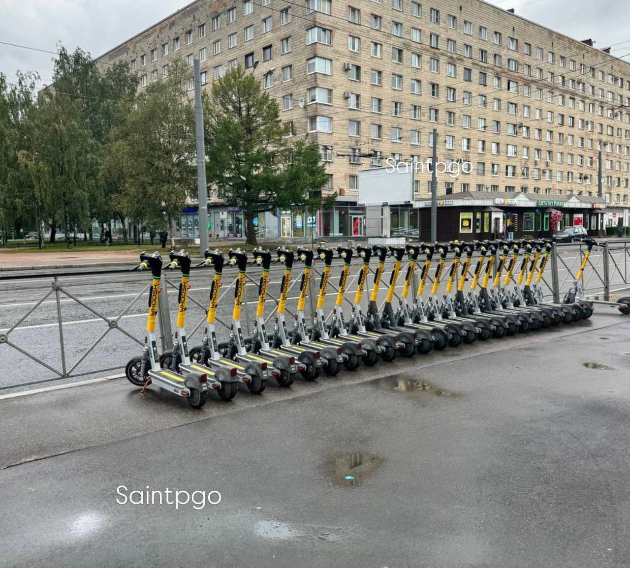 В Петербурге могут полностью запретить аренду электросамокатов. Глава ЗакСа Александр Бельский заявил, что вопрос запрета обсуждается из-за нарушений и рисков для безопасности. Операторам напомнили: если ситуация не улучшится, ограничения ужесточат. Также рассматривают запрет езды курьеров на электровелосипедах по тротуарам. – жми тут / Прислать новость #спб #питер #Петербург