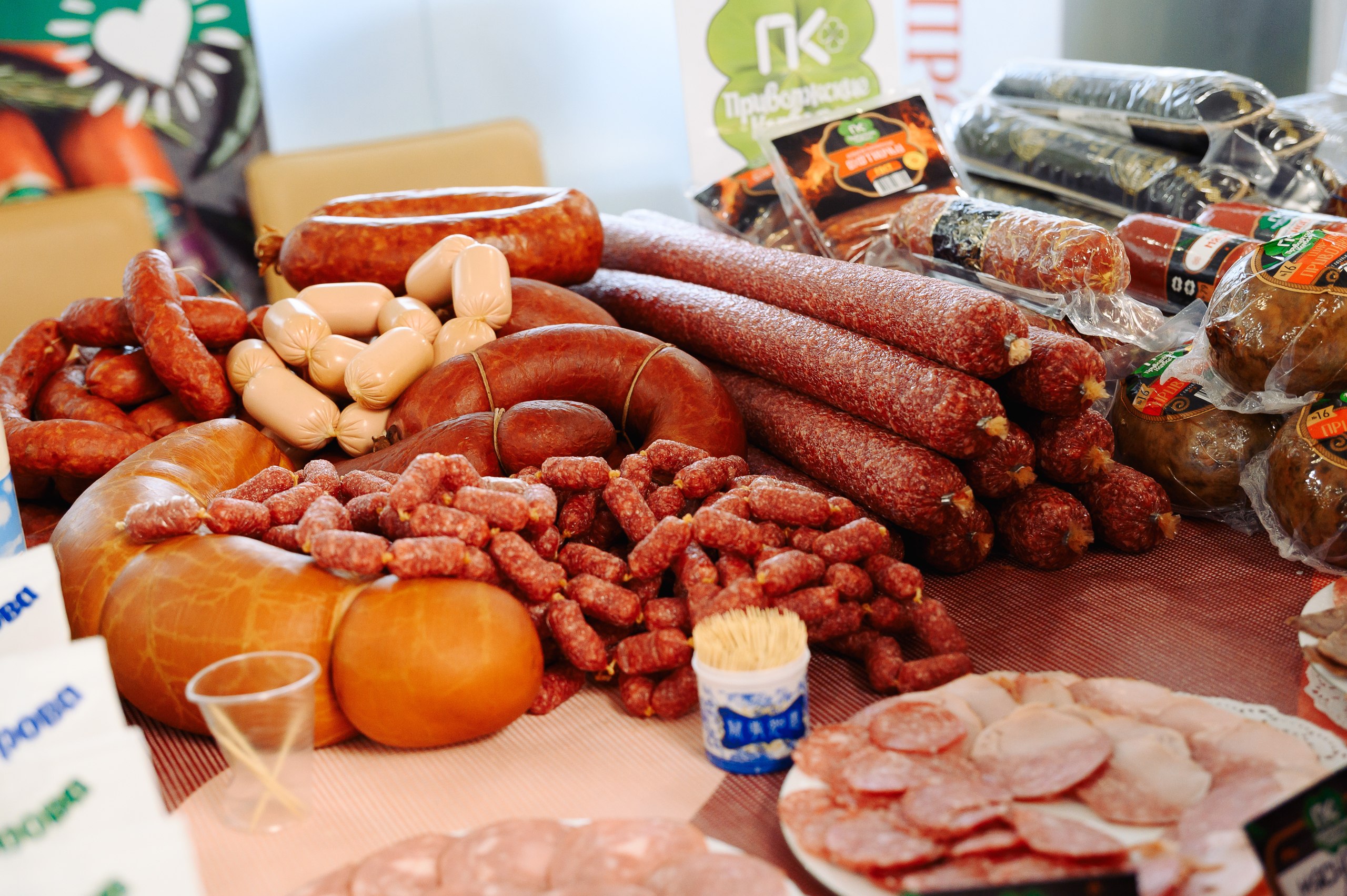 Более 40 предприятий со всей республики представят свою продукцию на Дне поставщика Агромаркет Пехет 25 ноября станет площадкой проведения выставки продажи продукции а также торгово закупочной сессии День поставщика открытый диалог Посетителей ждет разнообразие местных товаров мясная и молочная продукция хлебобулочные и кондитерские изделия рыба сыры мед чай напитки овощи и фрукты Участники торгово закупочной сессии обсудят как лучше организовать сбыт фермерской продукции в федеральные сети и как развивать сотрудничество с поставщиками из Чувашии Так что будет не только вкусно но и интересно и познавательно Время с 10 00 до 15 00 Минсельхоз Чувашии в MAX МинсельхозЧувашии