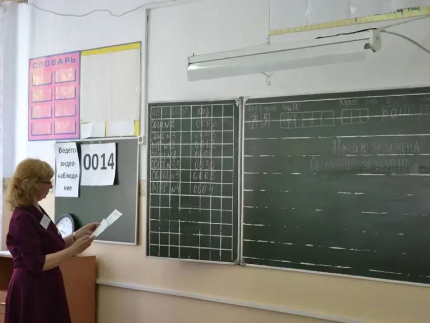 Популярность ЕГЭ по естественно научным предметам растет в Забайкалье В Забайкальском крае продолжают набирать популярность предметы естественно научного профиля для сдачи ЕГЭ Это соответствует общероссийской тенденции Тренд роста популярности естественно научных предметов в этом году сохраняется Министерством просвещения регионами учителями была проделана огромная работа для популяризации этого направления Это очень важный тренд для системы образования для безопасности и экономики всей страны Цифры зарегистрировавшихся на экзамены нас радуют это серьезное улучшение условий для набора абитуриентов для технических и ориентированных на естественные науки вузов отметил глава Рособрнадзора Анзор Музаев в ходе пресс конференции о подготовке к экзаменационной кампании 2026 года Так профильную математику в Забайкалье планируют сдавать 1 9 тысячи выпускников по стране экзамен будут писать более 371 тысячи человек Растет у российских выпускников и интерес к информатике биологии физике и химии В сравнении с прошлым годом количество выпускников выбравших эти предметы выросло на 6 7 4 24 4 10 7 соответственно В Забайкальском крае число заявлений по таким предметам как физика биология информатика и химия в процентном соотношении в сравнении с прошлым годом в среднем выросло на 4