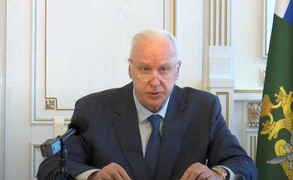 Председатель Следственного комитета России Александр Бастрыкин поручил доложить ему о результатах проверки по информации о разбитой дороге на севере Бурятии. Речь идёт о дороге, соединяющей город Северобайкальск и село Холодное. «На протяжении восьми лет объект находится в непригодном состоянии: асфальтовое покрытие частично разрушено, на его поверхности имеются многочисленные ямы и колеи. В результате проезд транспортных средств затруднён», - сказано в сообщении Следкома