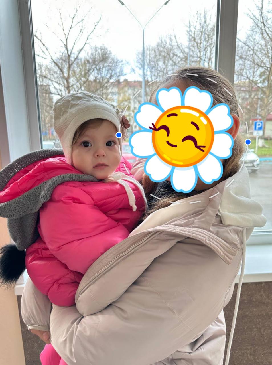 На Сахалине брошенная в больнице малышка обрела семью На Сахалине произошла трогательная история со счастливым концом Девочку от которой мать отказалась прямо в больнице удалось устроить в семью Как рассказала в своих соцсетях Уполномоченный по правам ребёнка в Сахалинской области Любовь Устиновская благодаря слаженной работе специалистов органов опеки и попечительства Южно Сахалинска удалось избежать помещения малышки в государственное учреждение Для малышки нашли ресурсную семью готовую подарить ей любовь заботу и тепло отметила детский омбудсмен Любовь Устиновская выразила благодарность специалистам за профессионализм и внимание к судьбам детей Каждый ребёнок заслуживает жить в семье в окружении близких и любящих людей Пусть в новом доме этой девочки всегда будет счастье взаимопонимание и забота добавила она   Прислать новость Подписывайся на АСТВ ру