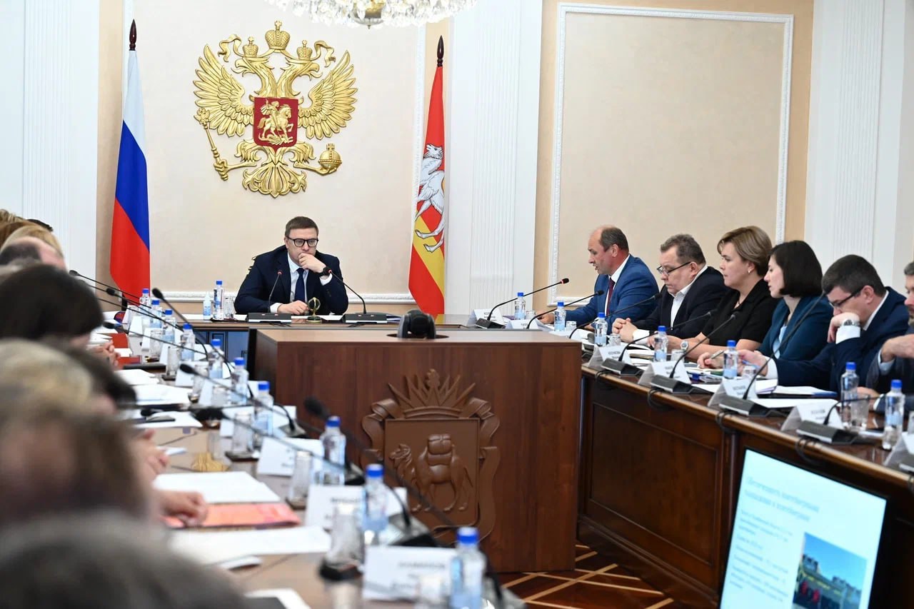 Челябинская область к 2030 году освоит полную сортировку отходов К 2030 году Челябинская область должна обеспечить полную сортировку твердых коммунальных отходов. Такую задачу поставил Владимир Путин в майском указе. По этому поводу Алексей Текслер провел заседание с региональным штабом, на котором обсуждались вопросы организации сортировки мусора и достижение целевых показателей. — Задача – сформировать в регионе экономику замкнутого цикла, которая обеспечит к 2030 году сортировку 100% образующихся ТКО, захоронение не более 50% и увеличение в хозяйственном обороте не менее 25% ТКО в качестве вторичных ресурсов и сырья, — подчеркнул Алексей Текслер. С 2019 года из областного бюджета направили более 750 миллионов рублей на выстраивание системы обращения с ТКО. На старте реформы сортировалось лишь 11% мусора. Сейчас показатель превышает 70%. На данный момент система сбора включает 31,4 тысячи контейнерных площадок с 68 тысячами баков. Голосовать за канал