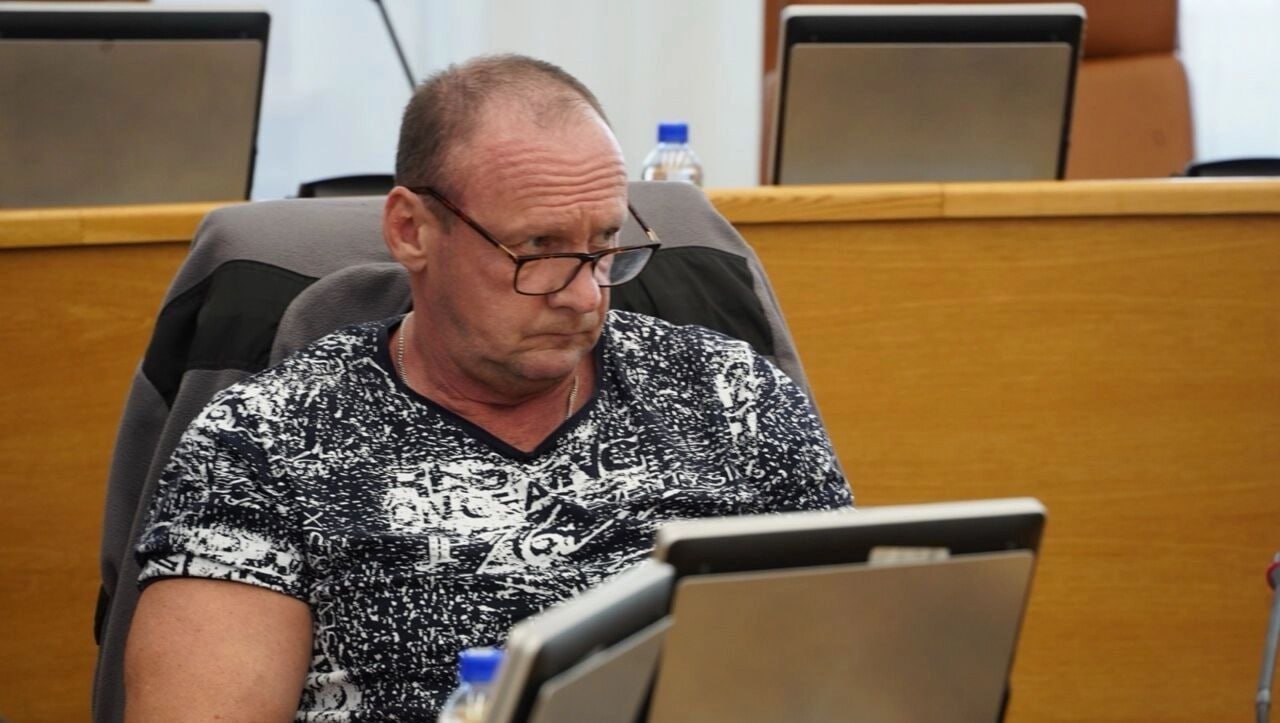 Депутата Вячеслава Дюкова собираются исключить из горсовета Красноярска Как заявили в горсовете поводом для этого стало то что прокуратура установила в действиях депутата нарушение законодательства о противодействии коррупции Сам Дюков в своем телеграм канале написал что заявление на него написали представители 8 канала Поводом стало то что к Дюкову обратился директор строительной компании Техинвест Арсен Сосиев и попросил у депутата посодействовать в решении вопроса о строительстве школы около микрорайона который застраивает Сосиев Дюков направил запрос в департамент соцразвития города с просьбой рассмотреть возможность строительства школы Обращение от имени компании застройщика составил сотрудник Антон Пагурец он же по совместительству помощник депутата Дюкова В этом усмотрели конфликт интересов Комиссия по местному самоуправлению горсовета приняла решение рекомендовать горсовету лишить Дюкова мандата Вопрос о сложении полномочий рассмотрят на следующей сессии prmira news