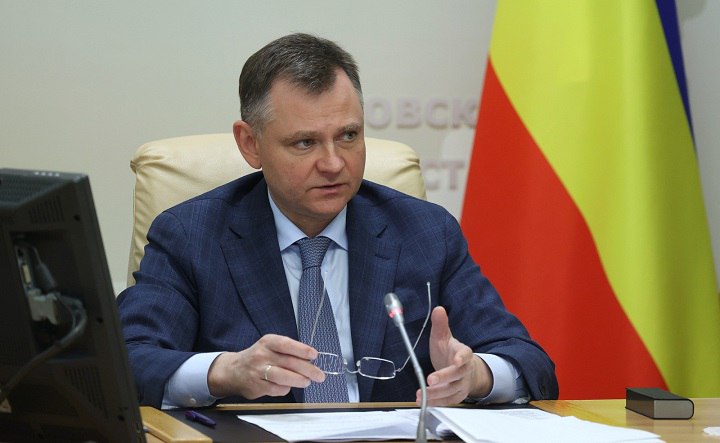 Юрий Слюсарь предложил ограничить китайских производителей, для помощи электродному заводу в Новочеркасске Врио губернатора Юрий Слюсарь в ходе совещания дал ряд поручений по поддержке региональных производств. В частности, необходимо оказать поддержку Новочеркасскому электродному заводу, сообщила пресс-служба главы региона. «В нынешних условиях заводу становится всё сложнее конкурировать с Китаем, который поставляет свою продукцию фактически по демпинговым ценам. Прошу профильных коллег вместе с федеральным Минпромторгом и Минэкономразвития проработать вопрос введения ограничительных, антидемпинговых мер для китайских производителей. Нельзя допустить, чтобы наши заводы теряли рынок. Наша задача – защищать своих и поддержать наши производства», — цитирует пресс-служба Юрия Слюсаря. #новости #Новочеркасск