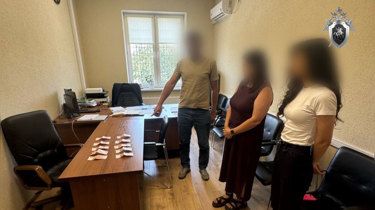 В Гиагинском районе возбуждено уголовное дело о попытке подкупа сотрудника полиции  Гиагинским межрайонным следственным отделом СУ СК России по Республике Адыгея возбуждено уголовное дело в отношении местного жителя по признакам преступления, предусмотренного ч. 3 ст. 291 УК РФ  дача взятки должностному лицу лично за совершение заведомо незаконных действий .  Следствием установлено, что в ходе проведения оперативно-розыскных мероприятий, направленных на выявление преступлений и правонарушений, связанных с незаконным оборотом наркотиков, сотрудниками отдела МВД России по Гиагинскому району был задержан 43-летний местный житель. По информации правоохранителей, мужчина причастен к выращиванию на своём приусадебном участке наркосодержащих культур.  Подозреваемый был доставлен в территориальный орган внутренних дел, с целью сбора необходимых материалов. В этот момент, мужчина обратился к начальнику полиции Отдела МВД России по Гиагинскому району с предложением увода его от уголовной ответственности за взятку в размере 50 000 рублей.  В отношении взяткодателя были незамедлительно организованы мероприятия по документированию его противоправных действий. При передаче вознаграждения, гражданина задержали с поличным сотрудники районного подразделения экономической безопасности и противодействия коррупции.  В настоящее время следователями и криминалистами проводятся следственные действия, направленные на сбор доказательств, а также на установление иных обстоятельств, имеющих значение для уголовного дела.