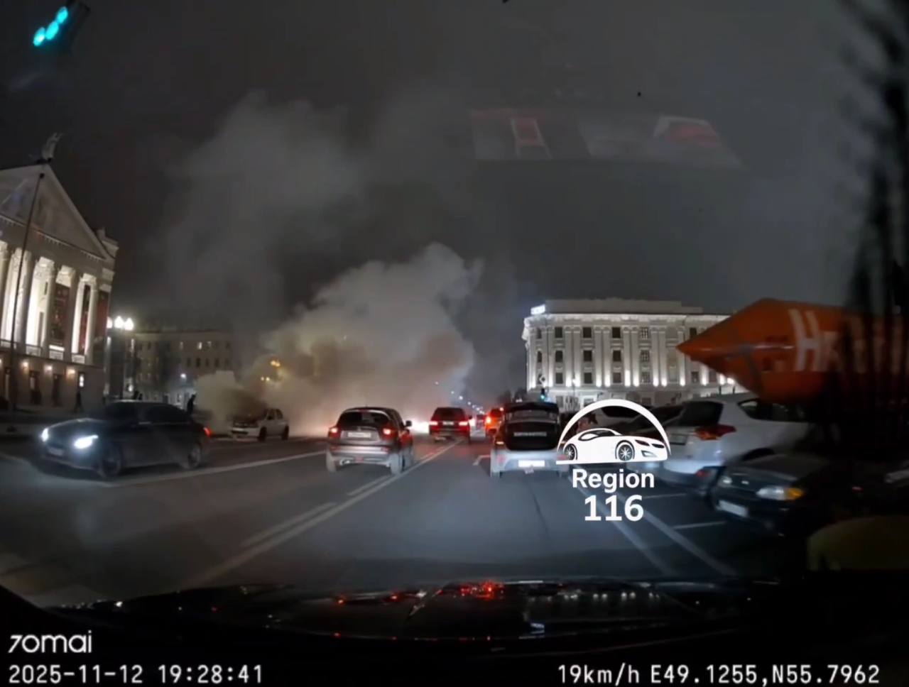 На площади Свободы в Казани загорелся автомобиль На площади Свободы в Казани загорелся легковой автомобиль Об этом сообщили в пресс службе ГУ МЧС РФ по РТ Сообщение о возгорании поступило в 19 36 Пожарные оперативно прибыли на место и уже в 19 43 ликвидировали открытое горение автомобиля Renault Пострадавших нет Подписаться Сообщить новость   Вести Татарстан в MAX