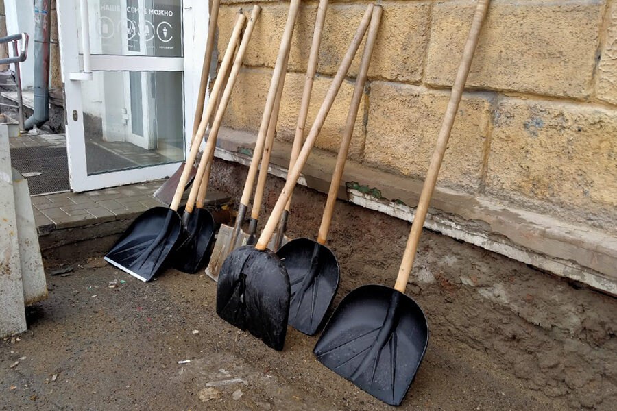 Дворники стали дефицитными работниками в Новосибирской области В Новосибирской области не хватает дворников На каждую вакансию в третьем квартале 2025 года приходилось всего 1 4 резюме при норме от 4 х резюме на вакансию Стоит отметить что медианная зарплата для дворников в регионе самая большая в Сибири и составляет 45 5 тысяч рублей соискатели претендуют на зарплату в 40 тысяч рублей Между тем дворники считают что в Новосибирске зарплаты в этой сфере ЖКХ низкие а нагрузка запредельная Особенно зимой А большинство работников пенсионеры Подробнее читайте по ссылке     INFOPRO54 Фото редакции Infopro54 автор Мария Гарифуллина