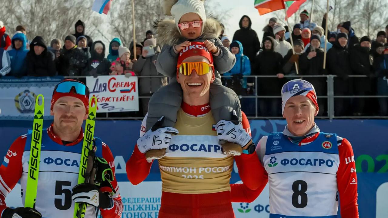 Большунов выиграл скиатлон на чемпионате России по лыжным гонкам  Трехкратный олимпийский чемпион Александр Большунов одержал победу в дисциплине скиатлон на чемпионате России по лыжным гонкам, проходившем под эгидой ФосАгро. Спортсмены преодолели 10 км классическим стилем и 10 км свободным стилем. Большунов финишировал с результатом 46 минут и 30,2 секунды.  На втором месте оказался Илья Семиков, который отстал от Большунова всего на 7,9 секунды. Бронзовую медаль получил Павел Соловьев, финишировавший с разницей в 20,6 секунды от победителя. Олимпийский чемпион Сергей Устюгов занял четвертое место, завершив гонку с отставанием в 22,4 секунды.    Подписаться   Сообщить новость