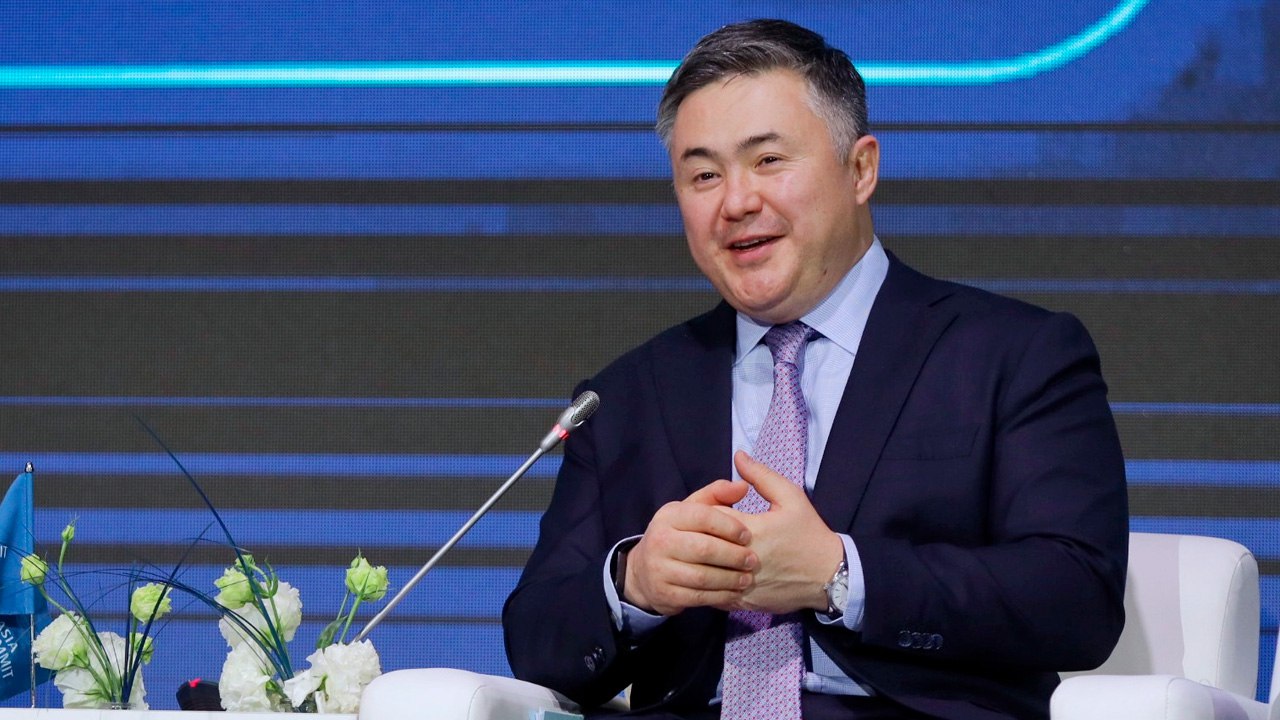 Глава Нацбанка про внедрение QR делиться рынком никому не хочется но проект запущен На форуме Central Asia Fintech Summit глава Национального банка Казахстана Тимур Сулейменов ответил на вопросы CEO Digital Business Виталия Волянюка Он рассказал о внедрении единого QR в Казахстане и о том как регулятор планирует использовать ИИ в аналитике Про внедрение QR О QR много говорилось и у нас были заделы достаточно большие были технологические вопросы были рыночные вопросы Это надо признавать делиться рынком делиться платежным трафиком никому не хочется особенно когда есть большие экосистемы Но тем не менее этот проект будет запущен Он будет запущен сегодня Благодаря конструктивному настрою всего рынка и крупнейших участников и участников поменьше нам удалось решить регуляторные технические и рыночные вопросы ответил на вопрос CEO Digital Business Тимур Сулейменов UPD Комментарий Михаила Ломтадзе главы и основателя Kaspi kz Весь этот год мы активно работали совместно с Национальным банком особенно в части обеспечения безопасности операций Подключение к системе единого QR важный шаг к созданию широкой современной и безопасной платежной инфраструктуры в Казахстане У наших любимых клиентов в ближайшее время появится возможность оплачивать через QR код любого банка Про ИИ в принятии решений Нацбанком Я допустим как Национальный банк как управляющий национальными резервами вижу большую перспективу в искусственном интеллекте в части принятия инвестиционных решений например куда инвестировать национальный фонд Для этого у нас есть и фабрика данных то есть мы подготавливаем и наш бэк офис чтобы было из чего черпать из чего учиться этому искусственному интеллекту Иначе он бессмысленен говорит Сулейменов