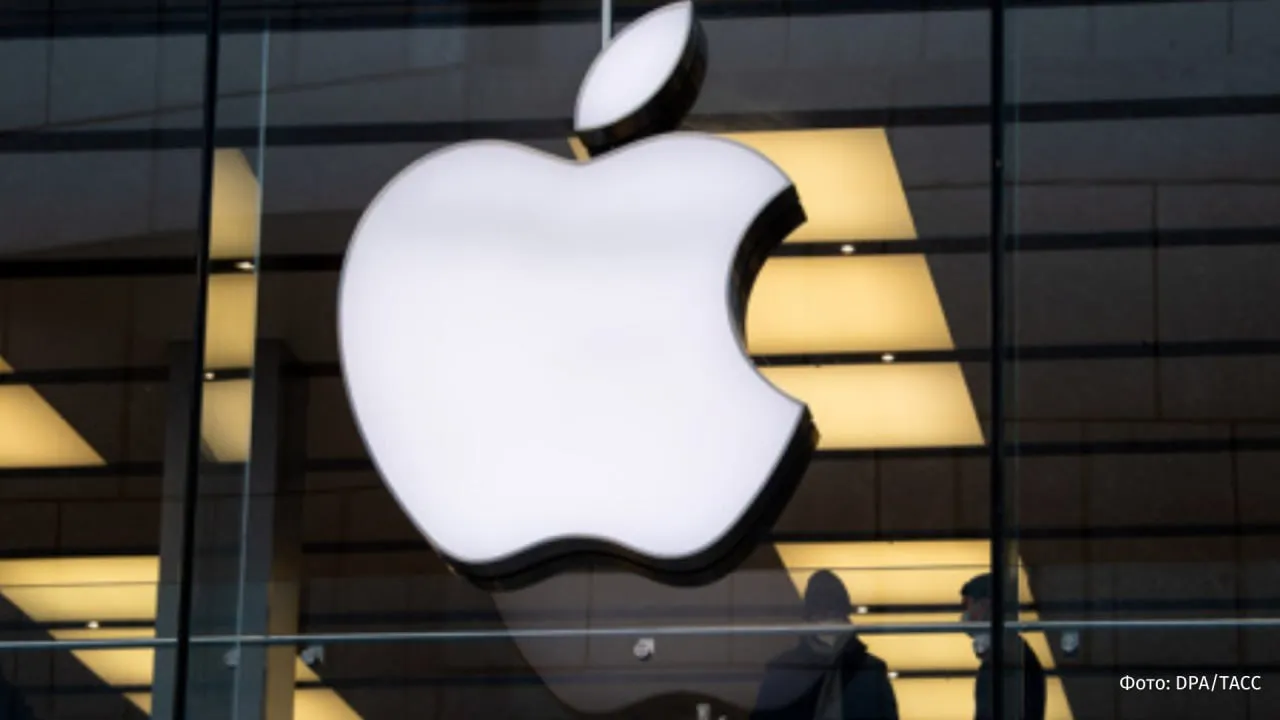 Компания Apple выплатит 250 млн после ложного заявления о том что голосовой помощник Siri с поддержкой искусственного интеллекта уже доступен Об этом пишет The Guardian Истцы утверждали что компания рекламировала возможности ИИ в своих новых устройствах которые на тот момент не существовали и до сих пор полностью не реализованы чтобы увеличить продажи iPhone Соглашение касается около 36 млн устройств проданных в США Владельцы смогут получить примерно по 25 за устройство IZ RU в Telegram в MAX