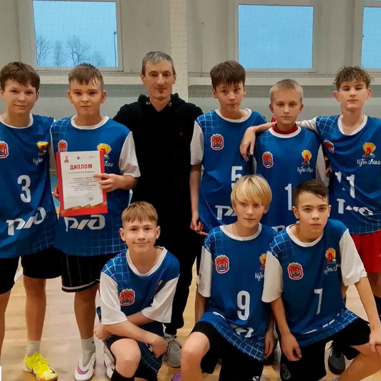 На прошлой неделе в Озёрске прошёл зональный этап Всероссийских соревнований по футзалу Кожаный мяч Школьная футбольная лига среди юношей 2012 2013 годов рождения Ребята из Советска соревновались с командами из Славска 7 0 Гусева 3 0 и Полесска 5 1 Советчане завоевали I место и вышли в финал который пройдет в январе в Калининграде Источник администрация Советского городского округа