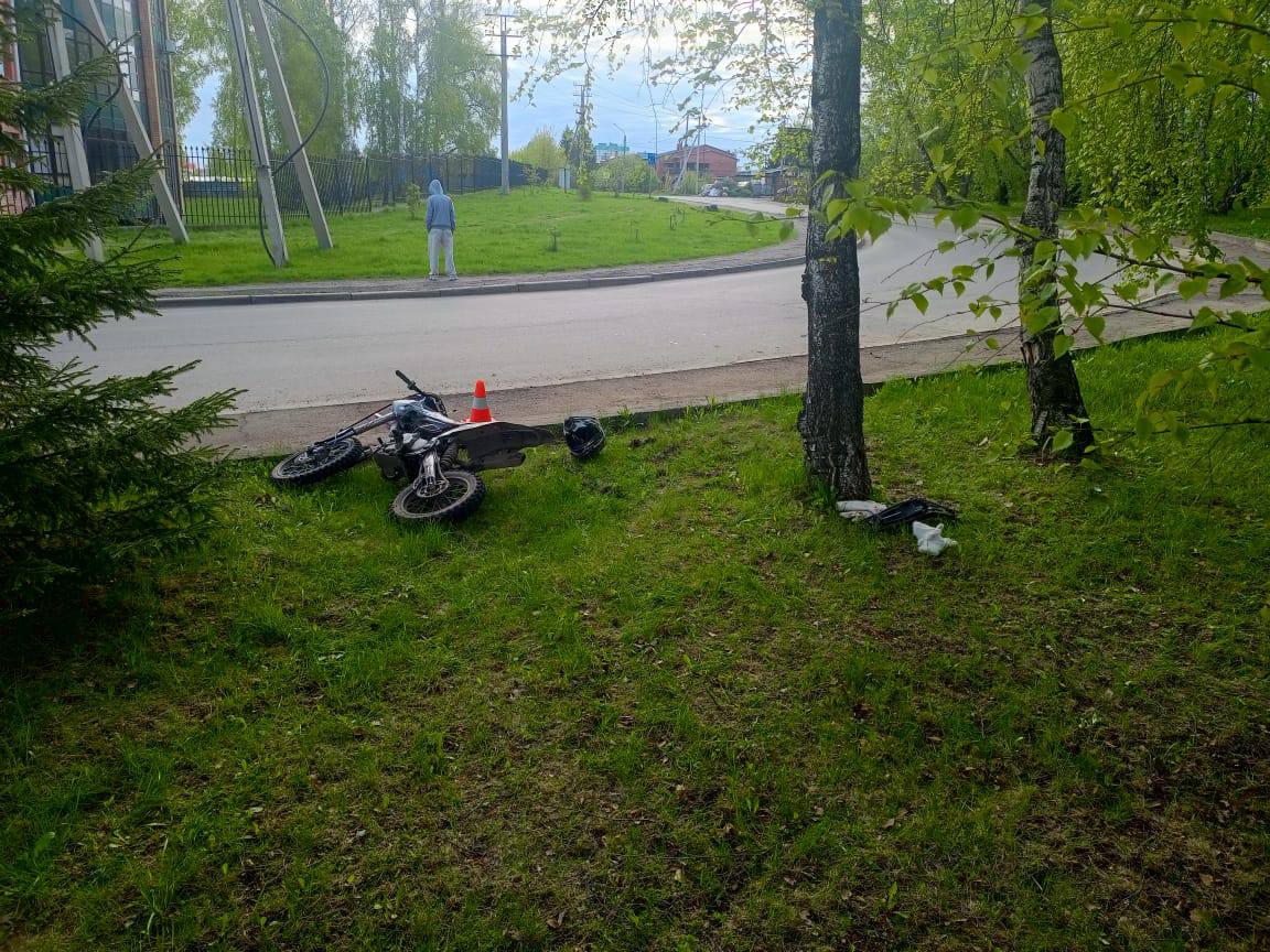 В Красноярске пострадали две несовершеннолетние мотоциклистки. Решили поймать адреналин и прокатиться прямо по улицам. Байк был не абы какой, а спортивный «Регулмото». Беда в том, что водителю всего 17 лет, водительских прав и опыта она не имеет. Неудивительно, что ревущий железный конь показал свой норов… Девушка не справилась с управлением, наехала на бордюр, затем на дерево. И оказалась в больнице. Пострадала и ее пассажирка. Кстати, обе катались без защитной экипировки. Родителей «укротительницы байка» накажут – на них составлен протокол за ненадлежащее выполнение родительских обязанностей по содержанию и воспитанию несовершеннолетних. : ГАИ Красноярска