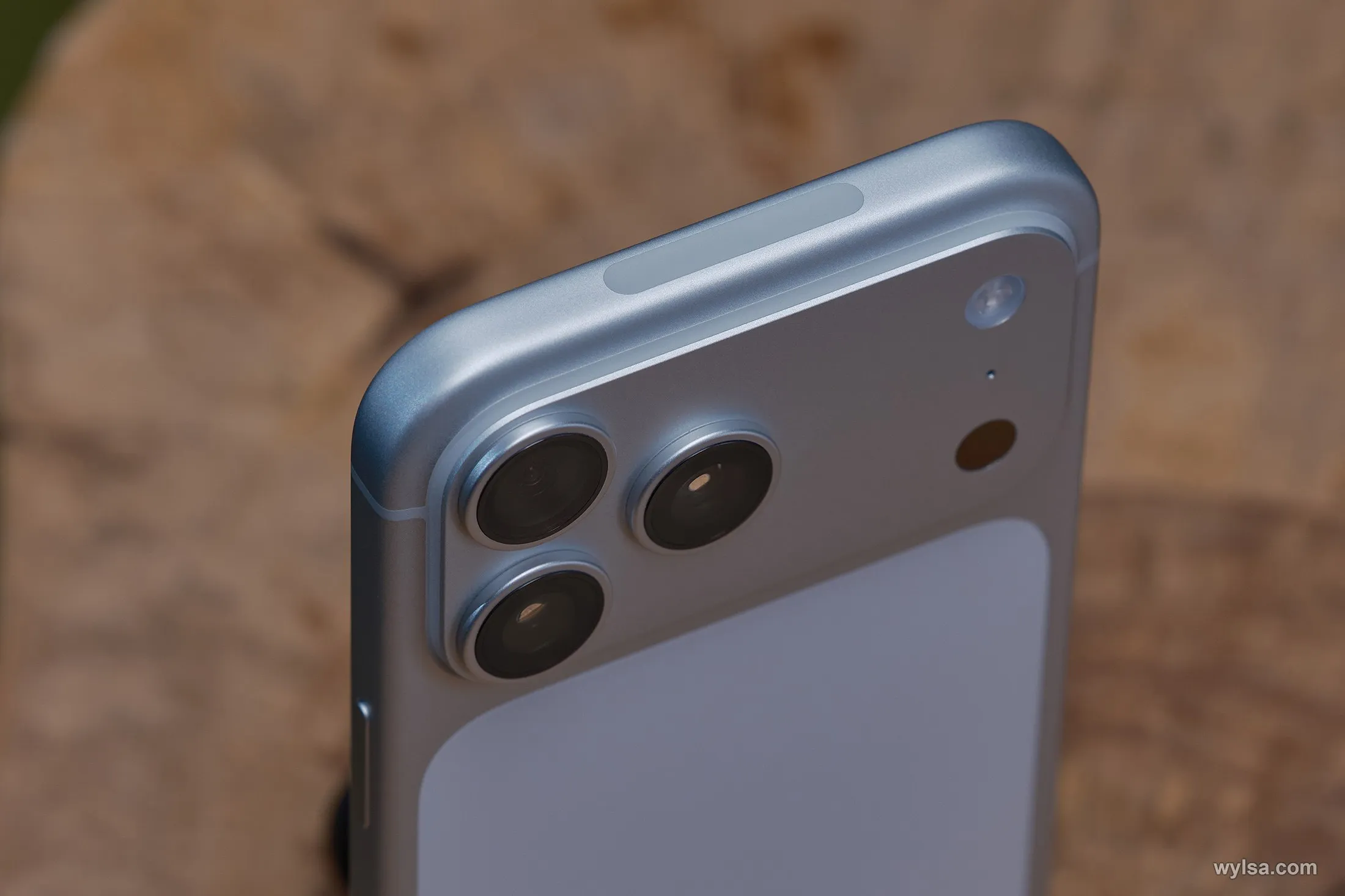Слух iOS 27 сможет достраивать фотки при помощи ИИ Apple прокачает встроенный фоторедактор на iOS iPadOS и macOS долгожданными ИИ фишками iPhone научится дополнять снятый кадр при помощи нейросетей повышать резкость на объектах вне фокуса и даже получит ИИ цветокор пишет Марк Гурман из Bloomberg Работать нейросетевые фишки будут примерно так же как у Google и Samsung но в отличие от Google и Samsung фотографии пользователей не будут утекать в облако Android флагманы не умеют вносить ИИ изменения локально каждую вашу фотографию они отправляют на серверы Гугла для последующей обработки в то время как Apple хочет чтобы все ИИ улучшения применялись локально прямиком на устройстве Отсюда возникают две проблемы Во первых каким бы мощным ни был грядущий чип A20 Pro он всё равно не сравнится с масштабами облачных вычислений Google а значит при построении кадров или использовании ластика время от времени могут выскакивать мелкие огрехи Приватность личной жизни того стоит Во вторых потянуть локальные ИИ вычисления способны далеко не все устройства в линейке Apple iOS 27 прилетит на все актуальные iPhone включая iPhone 12 и SE 3 однако ИИ фишки получат только новые айфончики начиная с 15 Pro Ждать анонса Apple Intelligence осталось недолго компания представит новые iOS iPadOS и macOS уже 8 июня на WWDC26 Автор Павел Урлапов Канал Wylsacom в MAX