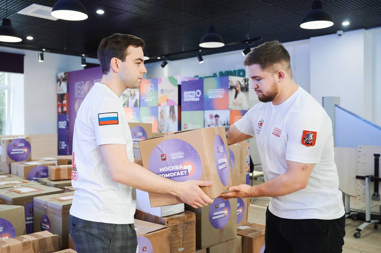 Уже свыше 1,5 миллиона человек присоединились к волонтерскому движению в Москве Основную его часть составляет молодежь. Горожане участвуют в организации крупных международных форумов и памятных акций, помогают подопечным благотворительных фондов, а также животным из приютов. «Москвичи могут выбрать более чем из 10 направлений добровольчества. В этом году самым охватным по числу мероприятий и участников стало патриотическое, событийное и социальное волонтерство», — отметила заммэра Наталья Сергунина. В 2025-м в Москве создан Международный волонтерский корпус 80-летия Победы. Он предназначен для организации событий, посвященных юбилейной дате. Координирует деятельность городских помощников ресурсный центр «Мосволонтер», который регулярно проводит обучающие программы и курсы.