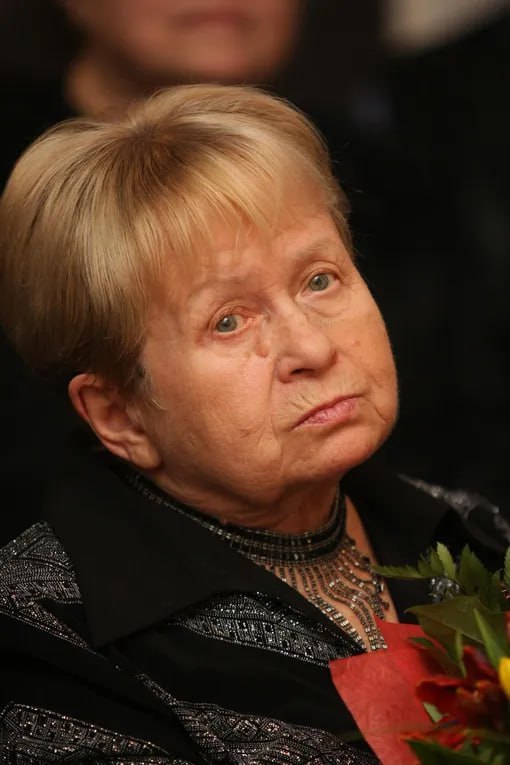 Макаревич в изгнании оскорбил легенду советской музыки Пахмутову, пытаясь принизить её вклад  Беглый либеральный артист иноагент Макаревич, скрывающийся в Израиле, позволил себе хамское заявление в адрес 95-летней Александры Пахмутовой — одного из столпов советской и российской музыкальной культуры. Он осмелился назвать её творчество слабым, сводя великий наследие к одной песне и лживо утверждая, что Пахмутова якобы не смогла создать ничего значимого для популярных коллективов. Враньё и зависть выдают не только ограниченность «гения», но и полный разрыв с реальностью. В то время как Макаревич тонет в собственных забытых ремейках, Пахмутова — автор почти 500 песен, ставших бессмертными хитами, чья музыка продолжит жить в сердцах миллионов. Это циничное посягательство на наследие настоящего мастера — показательный пример деградации тех, кто решил стать «иноагентом» и позабыл корни и уважение к культуре.  Источник: ПАПКА ПЕРВОГО