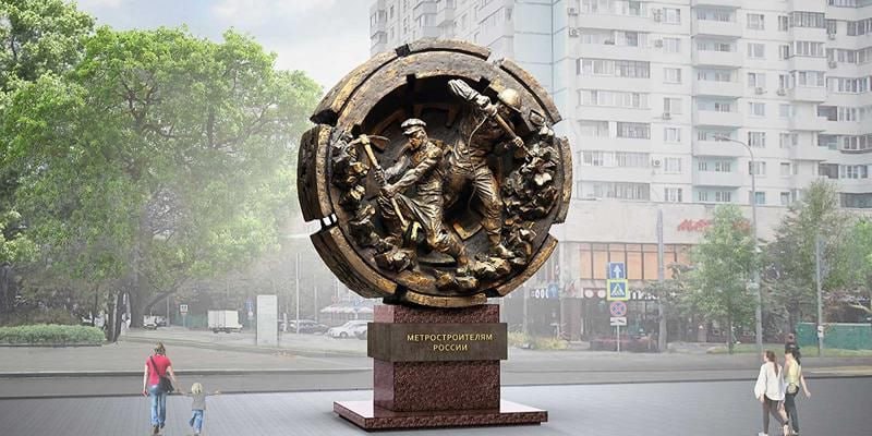 Здесь все начиналось: памятник метростроителям России установят в Москве на Сокольнической площади На Сокольнической площади в столице установят памятник "Метростроителям России". Соответствующее постановление правительства Москвы подписал мэр столицы Сергей Собянин. Монумент появится в сквере Московского Метро — рядом с Русаковской улицей. Здесь в декабре 1931 года во дворе дома 13 началось строительство первой очереди Московского метрополитена от "Сокольников" до "Парка культуры", открытой в 1935 году. На передней части композиции расположатся две динамичные фигуры: одна будет изображать метростроителя 1930-х годов, другая — современного представителя этой важной для города профессии. Обе фигуры поместят в нишу, похожую на тоннель метро, на фоне эмблемы Метростроя. С тыльной стороны монумента изобразят карту столицы 1935 года с первой схемой московского метро. Проектирование и изготовление памятника планируется завершить в 2025 году.
