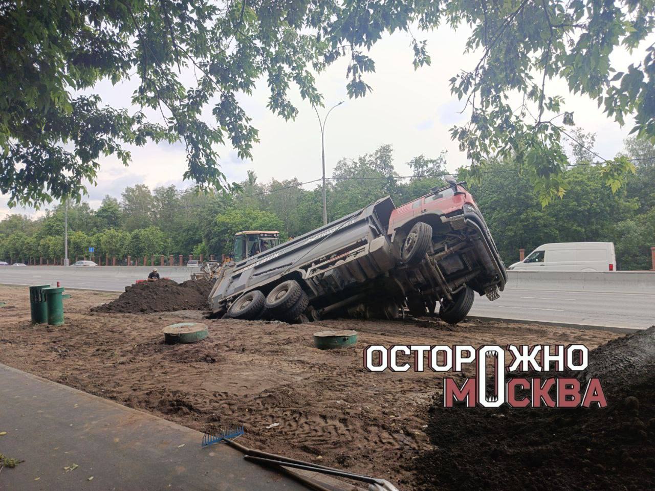 Грузовик провалился в яму во время ремонтных работ на юго-востоке Москвы. На Волгоградском проспекте коммунальная машина провалилась в яму во время работ по замене бордюров. По словам очевидцев, машина везла землю, после чего заехала в углубление и упала на бок. Информация о пострадавших уточняется.