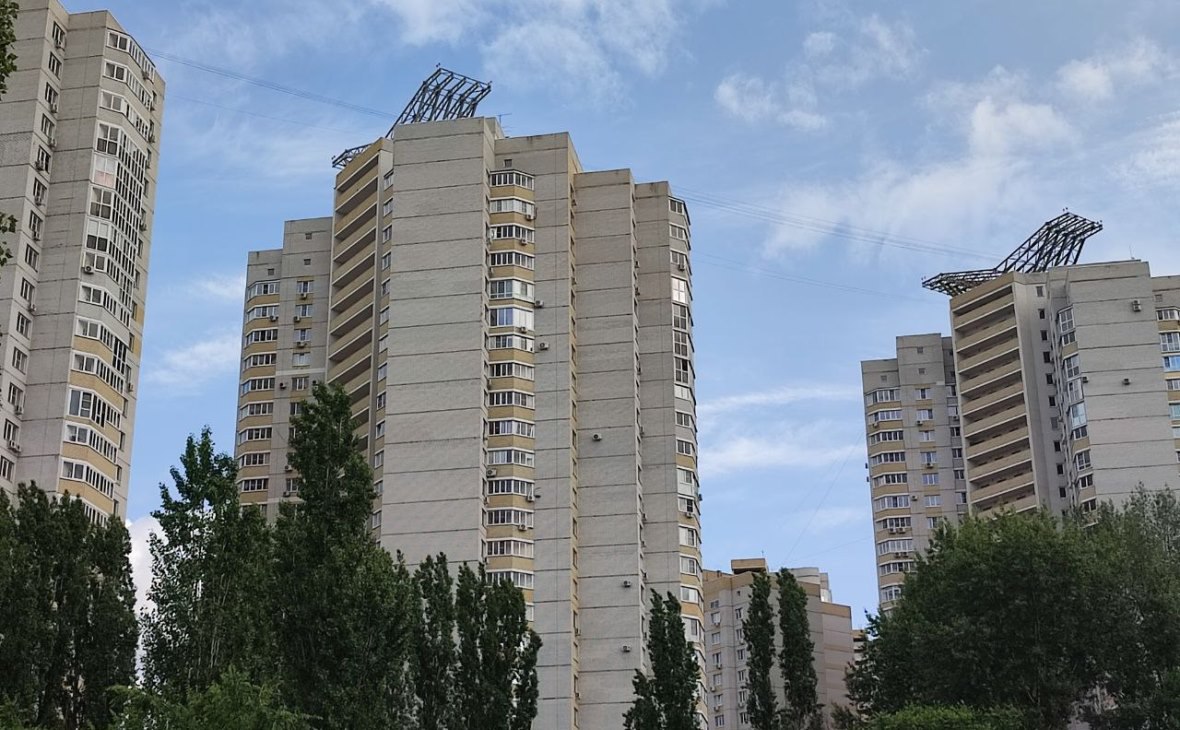 Продажа жилья должников в Черноземье принесла кредиторам более ₽192 млн В первом полугодии 2025 года в регионах Черноземья в рамках исполнительного производства проведено 58 торгов жилой недвижимостью, общая сумма сделок превысила 192 млн руб. Об этом говорится в аналитическом отчете коллекторского агентства «Долговой Консультант». Аналитики изучили данные ГИС «Торги» и пришли к выводу, что наибольшее количество сделок в макрорегионе пришлось на Воронежскую область — 36. При этом финальная стоимость недвижимости в регионе выросла на 36,2% по сравнению с начальной, до 132,2 млн руб. Средняя цена объекта составила 3,67 млн руб. Максимальный прирост цены зафиксирован в Курской области — 44,8%. Там девять квартир проданы в общей сложности за 33,3 млн руб., при средней цене 3,7 млн руб. за объект.