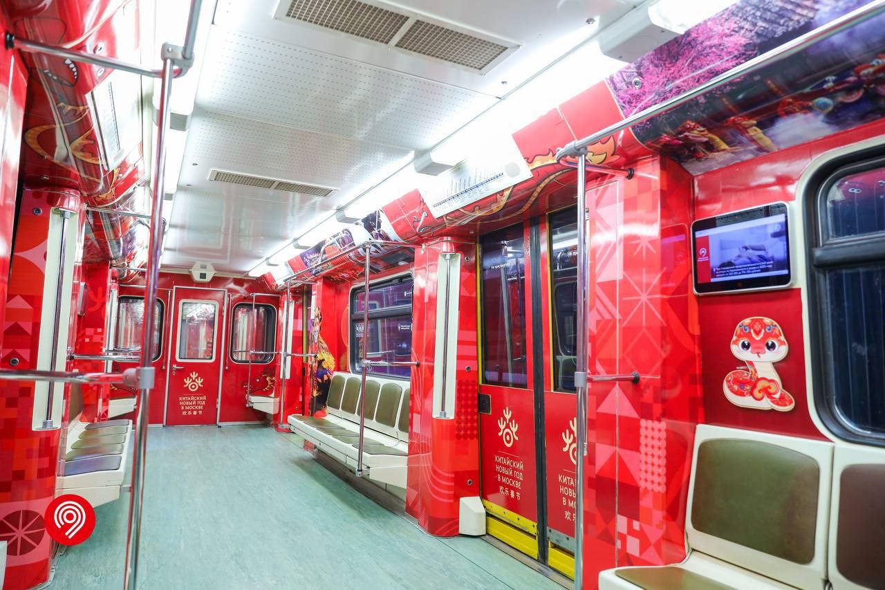 В честь наступившего Нового года по лунному календарю в московском метро запустили тематический поезд в оформлении состава использованы традиционные для китайской культуры знаки и цвета Красный и золотой ассоциируются с благополучием радостью и удачей Праздничные фонари образы света и обновления Огненная лошадь символ 2026 года который связан с энергией движением и стремлением вперед Состав будет курсировать по Арбатско Покровской линии до 28 марта включительно Это второй тематический поезд запущенный в рамках сотрудничества Москвы и КНР и посвященный празднованию китайского Нового года Первый такой состав вышел на линию в прошлом году тогда его центральной темой стал дракон один из самых узнаваемых символов Китая Подписаться на PRO transport
