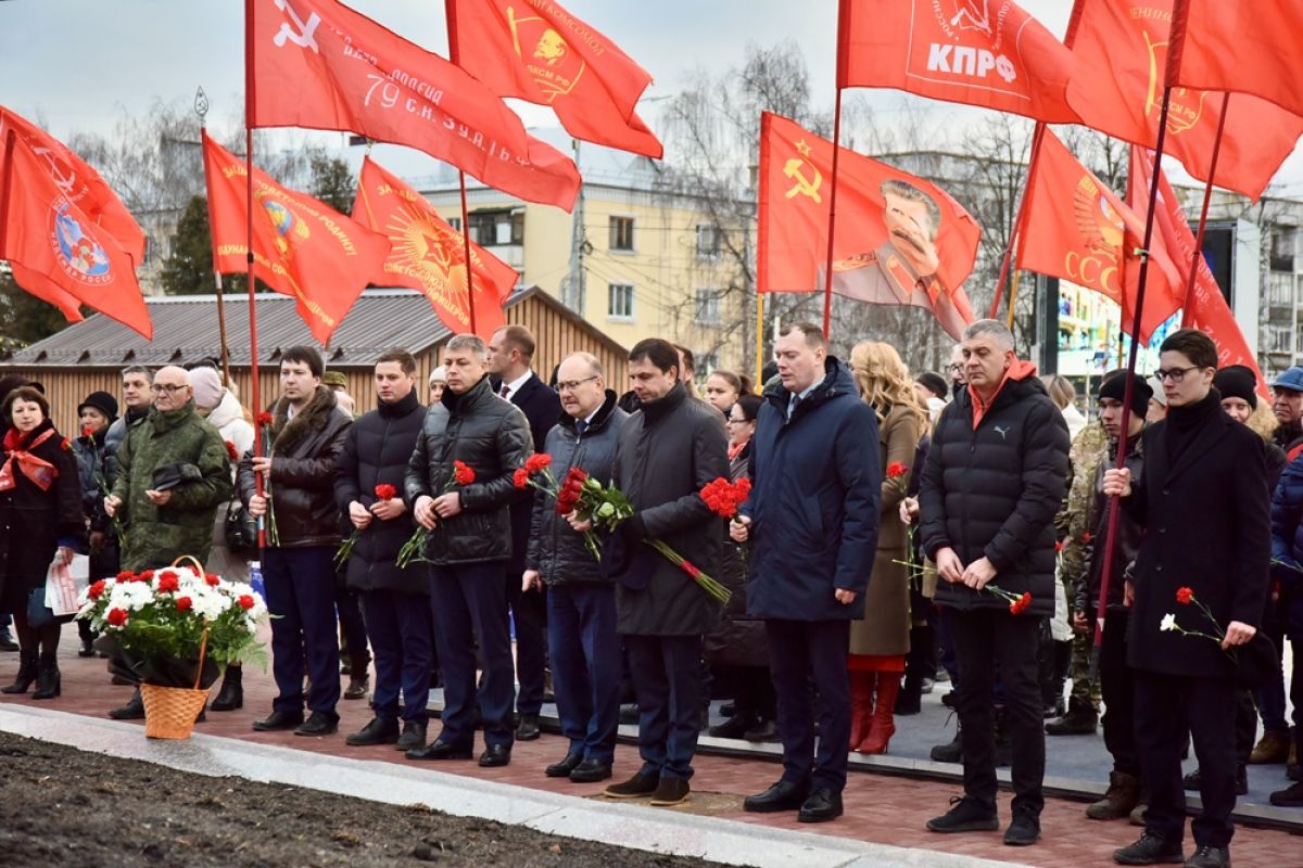 Клычков принес алые розы к памятнику Ленину     В 101-ю годовщину со дня смерти Владимира Ленина орловские коммунисты с алыми знаменами отправились к памятнику «вождя революции».  ↗  Прислать новость   Подписаться