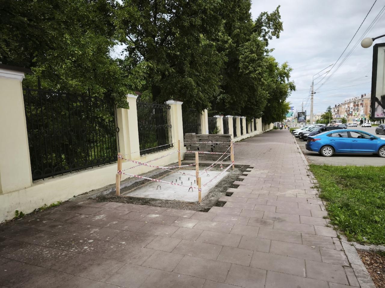 В Нижнем Тагиле новый тротуар разобрали ради рекламного щита, который перегородит проход  На проспекте Мира демонтировали часть недавно уложенной плитки для установки рекламной конструкции. Судя по подготовленному фундаменту, объект займет около половины ширины пешеходной зоны. Вот такие приоритеты.