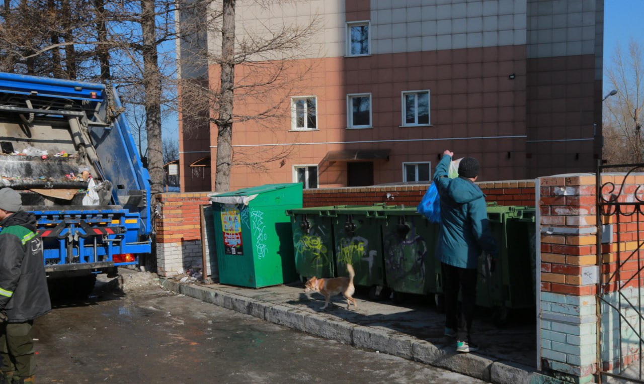 900 контейнерных площадок без скатов насчитали в Новосибирске  Каждая десятая зона для складирования ТКО в Новосибирске нуждается в модернизации. АО «САХ» насчитало около 900 площадок, не оборудованных скатами. По нормам СанПиН, мусорные баки должны стоять на твёрдом водонепроницаемом бетонном или асфальтовом покрытии с уклоном, удобным для выкатывания.  «Спускать и поднимать контейнеры весом до 300 кг по бордюру тяжело и опасно для людей, из-за этого также могут повредиться сами ёмкости», — рассказали в пресс-центре мэрии.  По законодательству обустраивать места накопления отходов должны собственники земельных участков, управляющие компании или ТСЖ. Власти города готовы помочь с финансированием. В 2024 году за счёт муниципальной субсидии можно было возместить половину затрат на переоборудование. В 2025 году в бюджете тоже заложены средства на модернизацию таких объектов. Вышло постановление, сейчас готовят документы для процедуры выдачи денег, сообщила председатель комитета охраны окружающей среды Мария Сидорова.