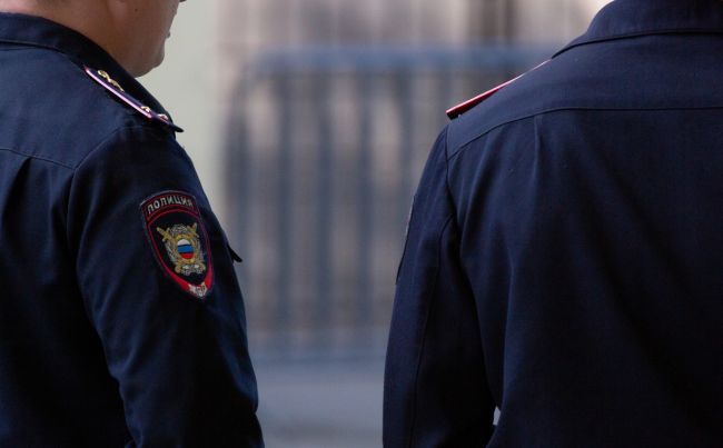 Продал украденное в магазине, чтобы купить наркотики: полицейские задержали воронежца, ограбившего торговую точку 28 мая мужчина ограбил магазин в селе Ямное. Грабитель схватил колбасу, кофе и шампунь, а затем выбежал на улицу. Общий ущерб составил 5 тысяч рублей. Спустя несколько часов преступника удалось задержать в Северном районе Воронежа. Подозреваемый рассказал, что украденное он продал, а на вырученные деньги приобрёл наркотики. ↗ Прислать новость Подписаться