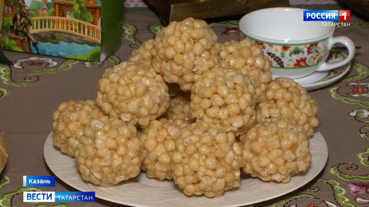 В России утвердили ГОСТ на чак чак В России вступил в силу первый национальный стандарт на чак чак который устанавливает требования к его составу качеству и безопасности ГОСТ регламентирует ингредиенты технологию приготовления и основные характеристики десерта такие как вкус аромат и консистенция В стандарте указаны допустимые ингредиенты и их соотношения а также физико химические показатели например влажность и содержание сахара Кроме того прописаны правила упаковки и хранения Подробности на сайте Подписаться Сообщить новость   Вести Татарстан в MAX