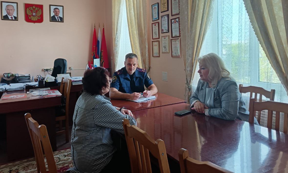 Исполняющий обязанности руководителя межрайонного следственного отдела провел прием граждан в Брянске ___ Прием граждан прошел в Володарской районной администрации города Брянска.  Обращения жителей района принимали исполняющий обязанности руководителя Советского межрайонного следственного отдела города Брянска следственного управления Следственного комитета Российской Федерации по Брянской области Павел Долбиков и глава районной администрации областного центра Светлана Бледнова.  На личном приеме граждане задавали различные правовые вопросы, по которым им даны разъяснения действующего законодательства и доведен порядок необходимых действий для их разрешения.