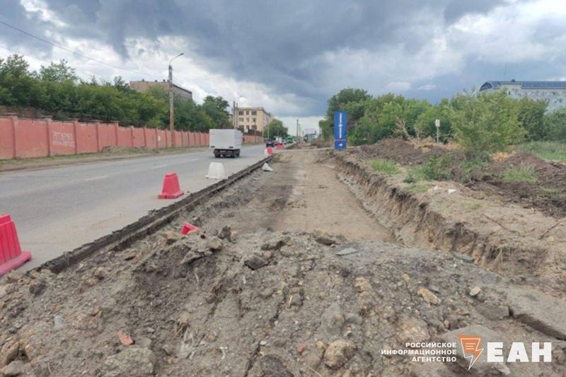 Крупного дорожного подрядчика банкротят в Челябинске  Арбитражный суд Челябинской области признал обоснованным заявление о банкротстве ООО «Кизилдорстрой». В отношении должника ввели процедуру наблюдения.   Иск о признании организации банкротом подала торговая компания «Уралтрейд». Поводом стала задолженность дорожной фирмы в размере 55,8 млн рублей. Позже свои требования к «Кизилдорстрою» выдвинули еще несколько кредиторов.   ООО «Кизилдорстрой» не раз получало крупные подряды на проведение дорожных работ в Челябинской и Курганской областях. Например, в прошлом году с компанией заключили контракт стоимостью 466 млн рублей на ремонт дороги Кизильское — Бреды — Мариинский — граница с Казахстаном. Однако в мае 2025-го фирма отказалась выполнять работы.