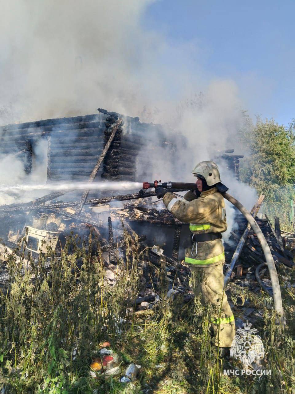 За минувшие сутки в Новгородской области произошло 3 пожара! В деревне Залесье Солецкого округа пожарно-спасательные подразделения ликвидировали возгорание частного жилого дома. В результате пожара дом и 2 хозяйственные постройки уничтожены полностью. Погибших и пострадавших нет. Предварительная причина пожара: нарушение правил пожарной безопасности при эксплуатации бытовых электроприборов. Возгорание легкового автомобиля подразделения ликвидировали в Валдае. В результате пожара повреждены сгораемые детали моторного отсека на площади 1 м. кв. Погибших и пострадавших нет. Предварительная причина пожара: неисправность узлов механизма ТС. На железнодорожной станции Уторгош в Шимском округе противопожарная служба области ликвидировала возгорание хозяйственной постройки. В результате пожара постройка уничтожена полностью. Погибших и пострадавших нет. Предварительная причина: неосторожное обращение с огнем. Фото: Солецкий округ, Валдай