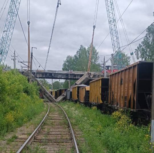 Многотонная балка рухнула на грузовой поезд в Прикамье Новое происшествие на железной дороге произошло сегодня в Чусовом во время капремонта путепровода в районе 129 км, — сообщает Минтранс. Рабочие производили демонтаж балки путепровода, ее поднимали краны с двух сторон. Но при демонтаже балка лопнула и упала на контактную сеть и стоящий под мостом товарняк. ЧП Пермь Прислать новость